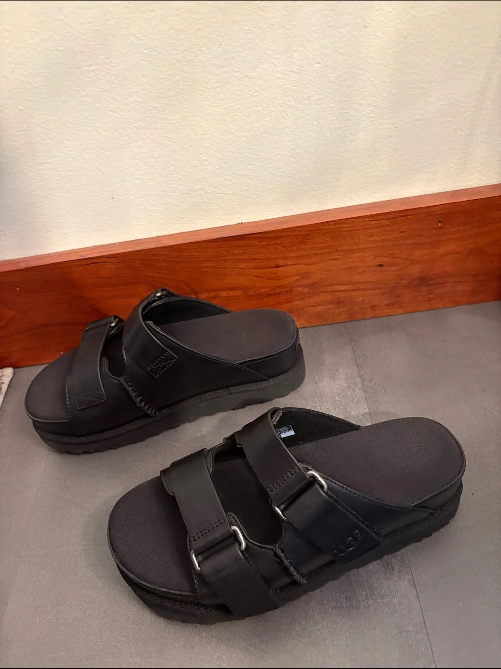 UGG Platform Sandal- black